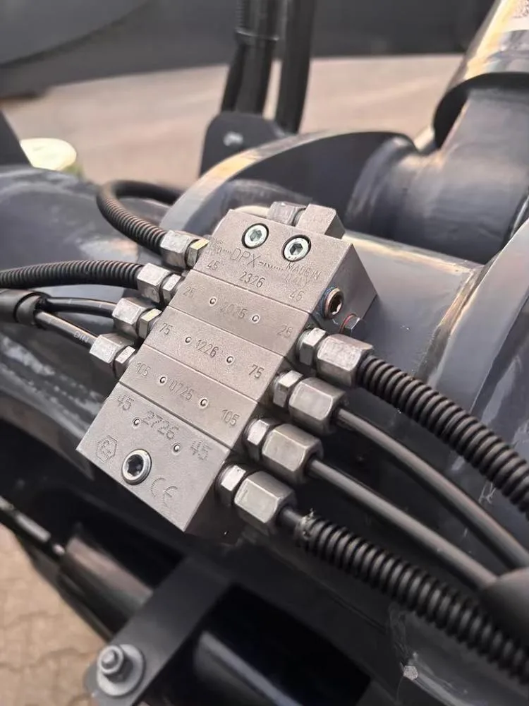 Progressief verdeelblok met smeerleidingen van een automatisch smeersysteem