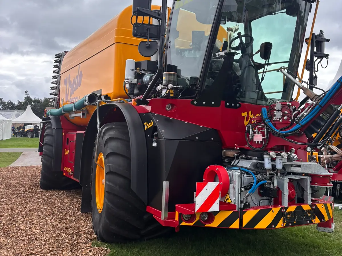 Rode Vredo-landbouwmachine op een grasveld
