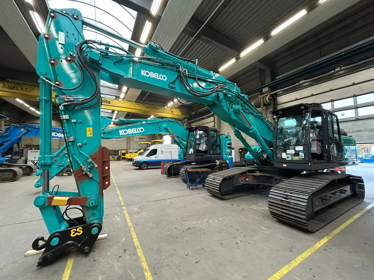 Kobelco-graafmachines in een werkplaats