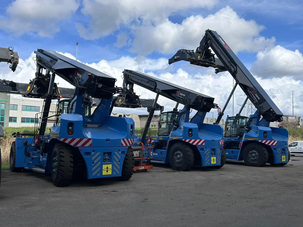 Blauwe reachstackers op een containerterminal