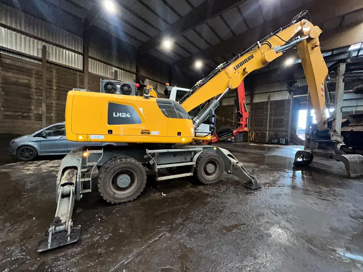 Gele Liebherr-overslagmachine in een recyclinghal
